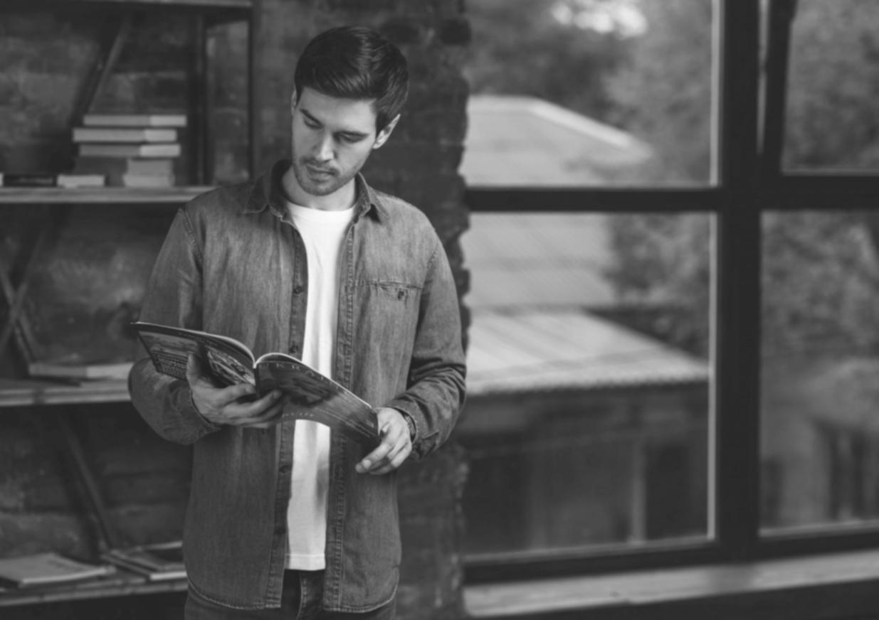 Gruppe von Teilnehmern in produktiver Diskussion